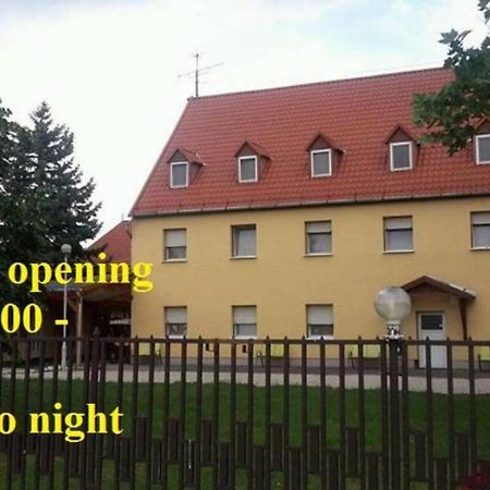 Bed and Breakfast Fenyo Panzio à Mezőkövesd Extérieur photo
