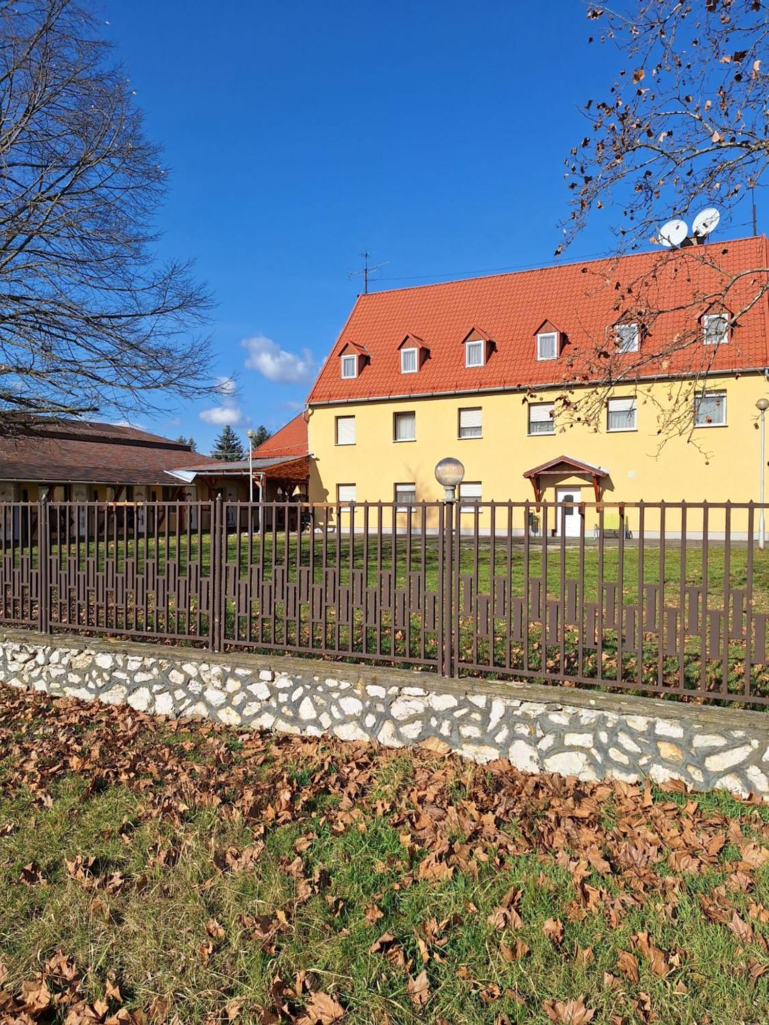 Bed and Breakfast Fenyo Panzio à Mezőkövesd Extérieur photo