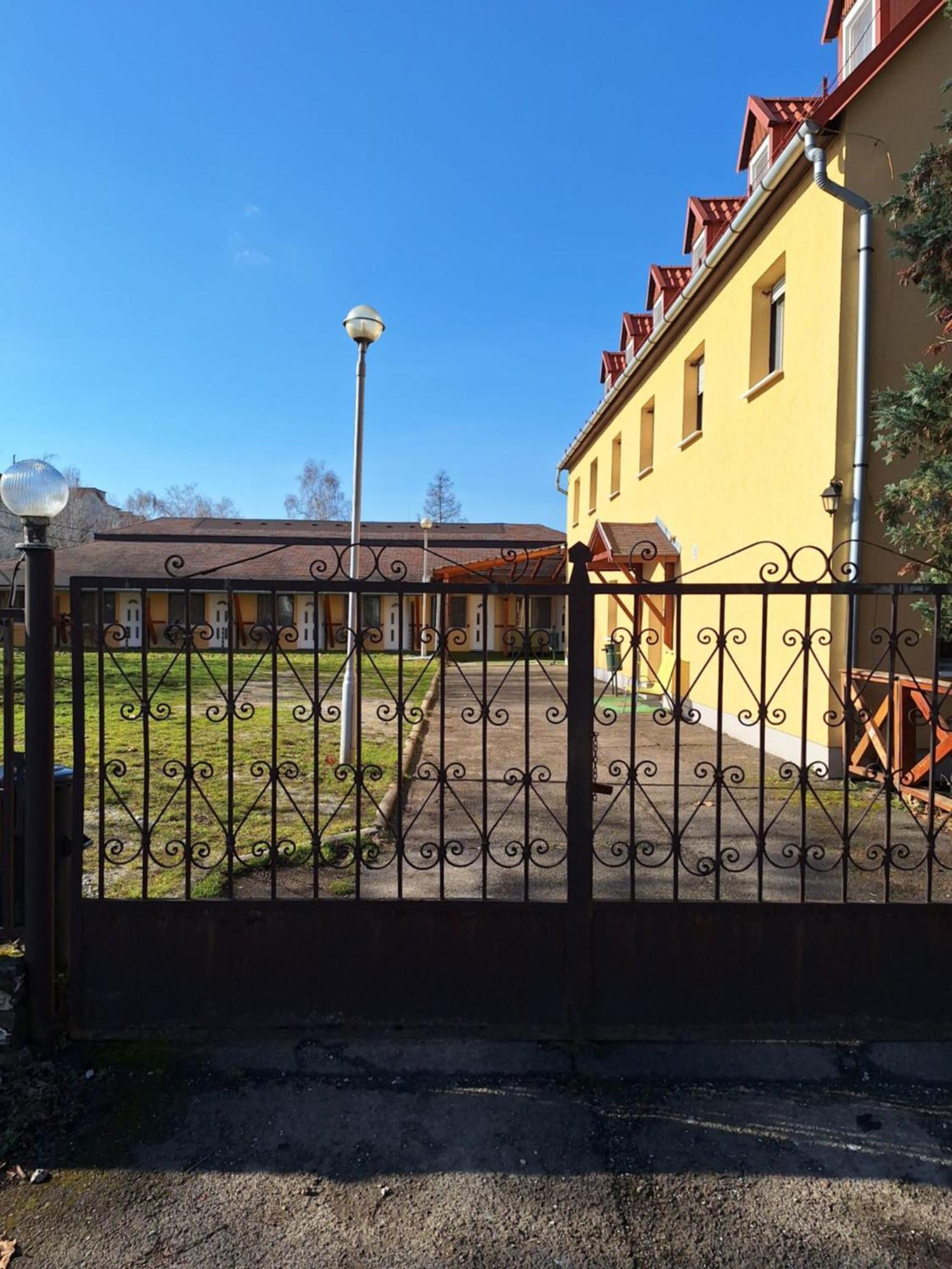 Bed and Breakfast Fenyo Panzio à Mezőkövesd Extérieur photo